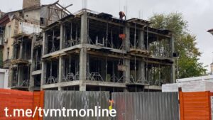 Будинок, що реконструюється, будівництво, відновлення