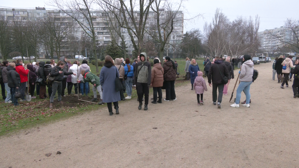 Нові дерева у Парку Нацгвардії