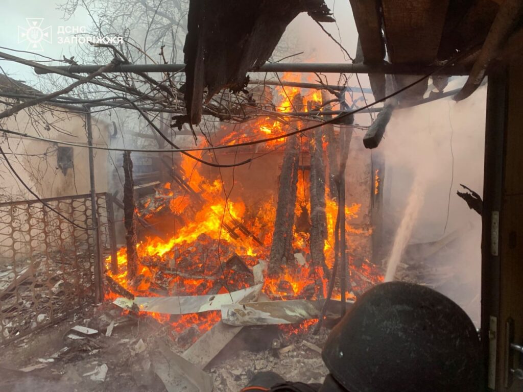 Внаслідок ворожих обстрілів на території Запорізького та Пологівського районів виникли три пожежі