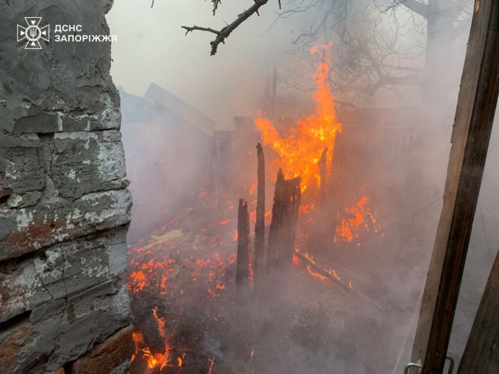 Внаслідок ворожих обстрілів на території Запорізького та Пологівського районів виникли три пожежі