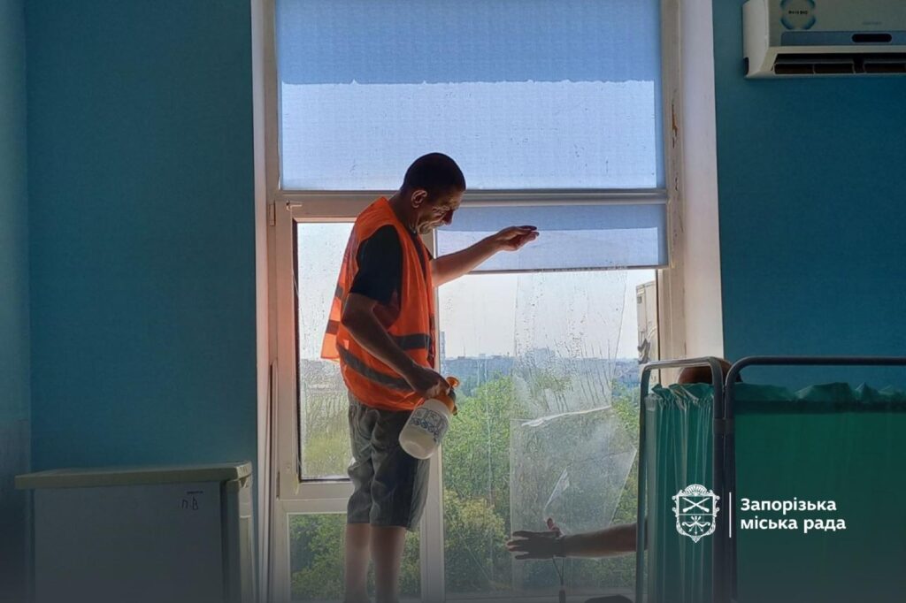 У Міській лікарні екстреної та швидкої медичної допомоги встановлюють захисну бронеплівку на вікна