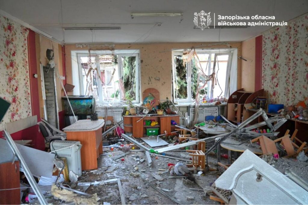 Під час ворожого удару по дитсадку у Запоріжжі поранень зазнав охоронець