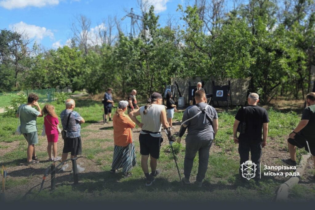 Запорізькі ветерани змагалися у стрільбі з лука та метанні сокир