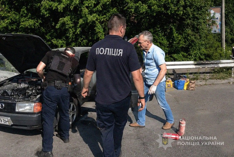 У Запоріжжі поліцейські загасили палаючий автомобіль