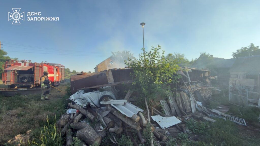 Внаслідок ворожих обстрілів у Запоріжжі та передмісті виникло 10 пожеж