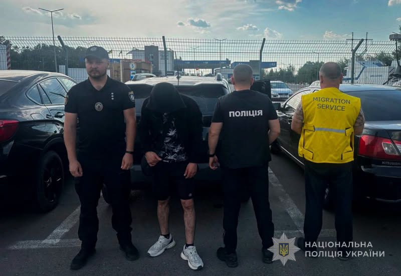Із Запоріжжя примусово видворили кримінального мігранта