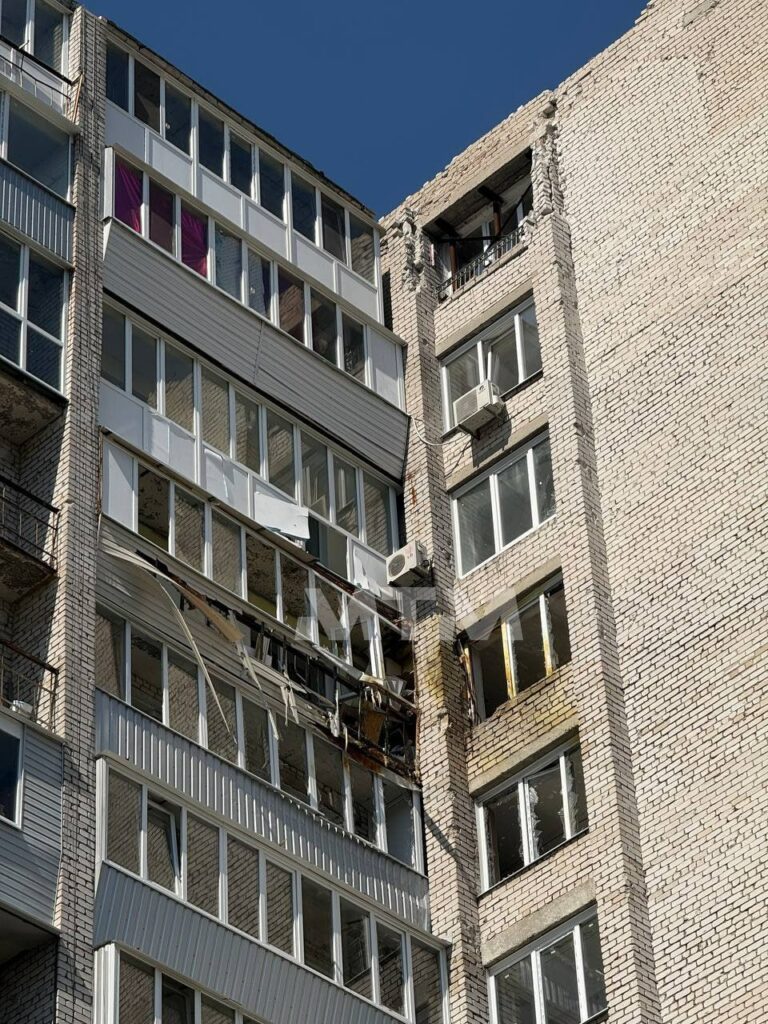 Вночі ворожа «молнія» вдарила по будинку у Космічному районі