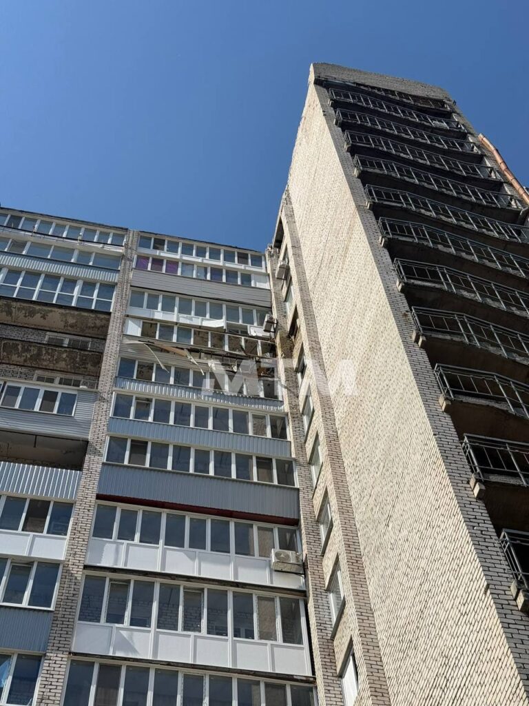 Вночі ворожа «молнія» вдарила по будинку у Космічному районі