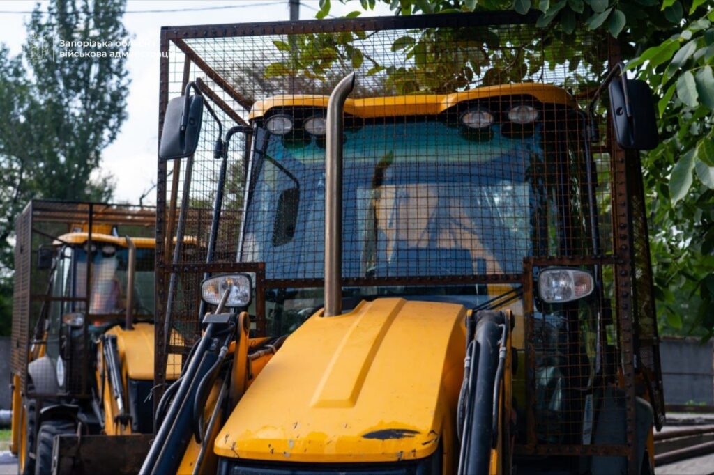 Запорізькі комунальники обладнують свою техніку металевими конструкціями для захисту від ворожих дронів
