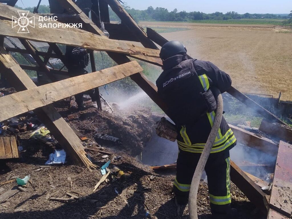Внаслідок ворожих обстрілів у Запоріжжі та передмісті виникло 20 пожеж