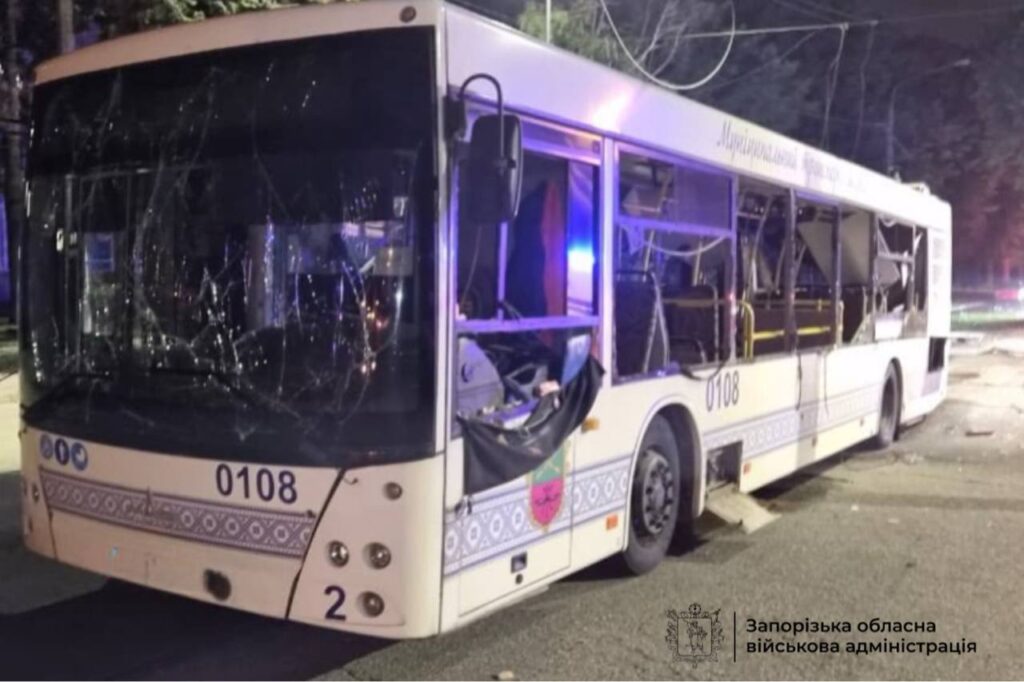 У Запоріжжі ворожим обстрілом пошкоджено автобус
