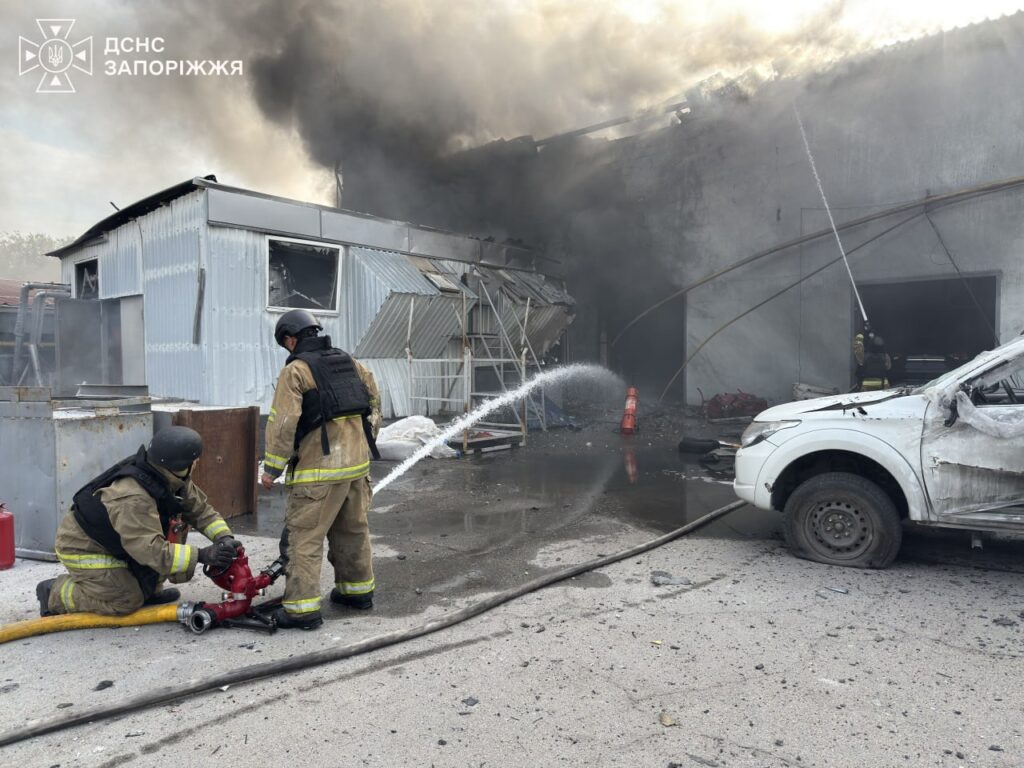 Внаслідок ворожих обстрілів у Запоріжжі та передмісті виникло 8 пожеж