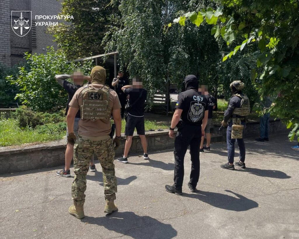У Запоріжжі вилучено арсенал зброї та понад 200 тисяч доларів готівкою