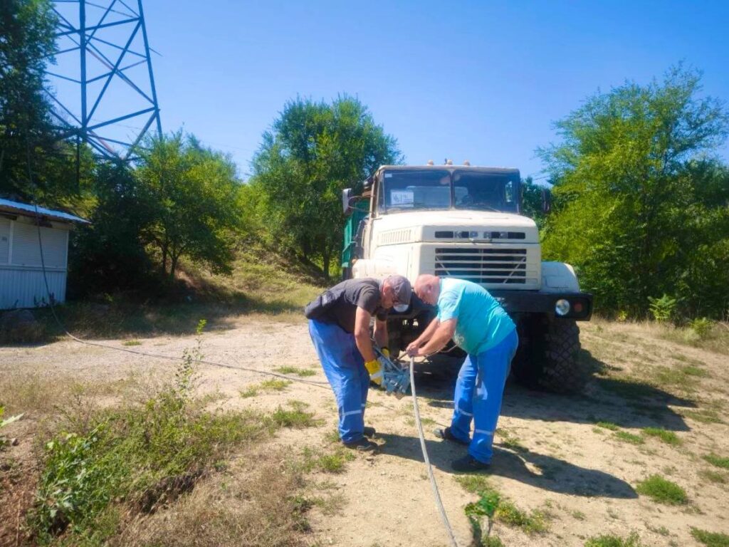 «Запоріжжяобленерго» відновило пошкоджену обстрілами повітряну лінію через Дніпро довжиною у 500 метрів