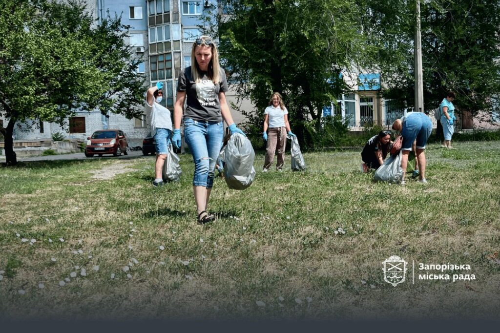 У парку Героїв Національної гвардії України в Хортицькому районі провели екотолоку з видалення амброзії