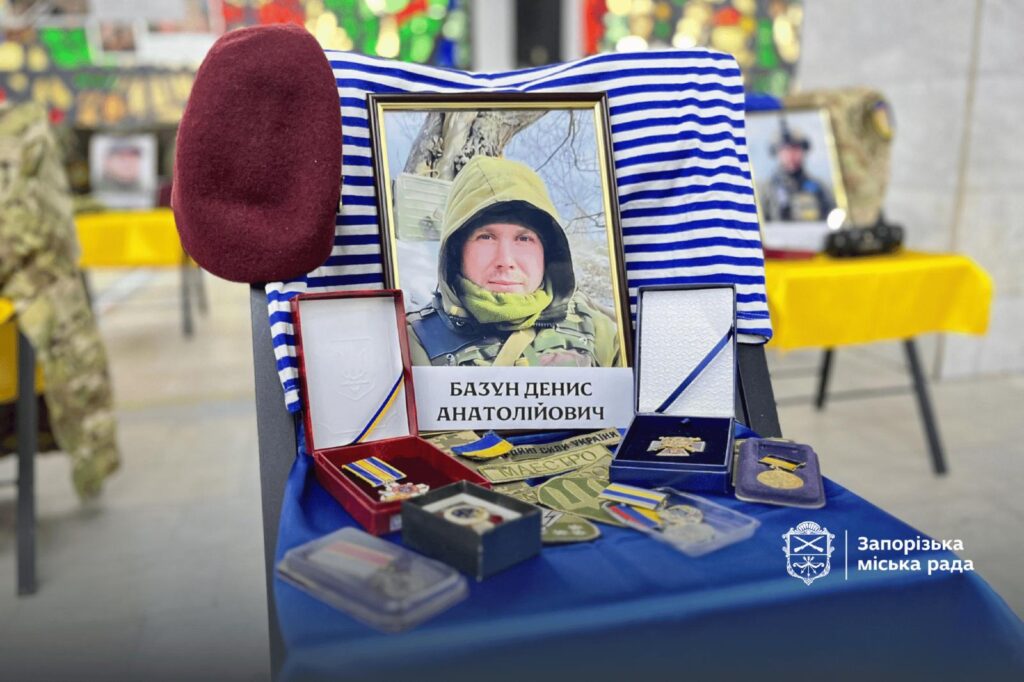 У ЦКП «Титан» напередодні Дня пам’яті Захисників і Захисниць відбулась виставка «Пам’ять, що не згасає»