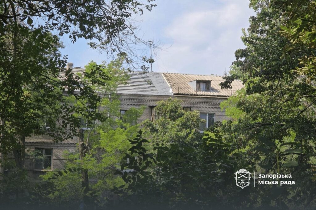 У будинку на бульварі Шевченка ремонтують пошкоджену обстрілами покрівлю