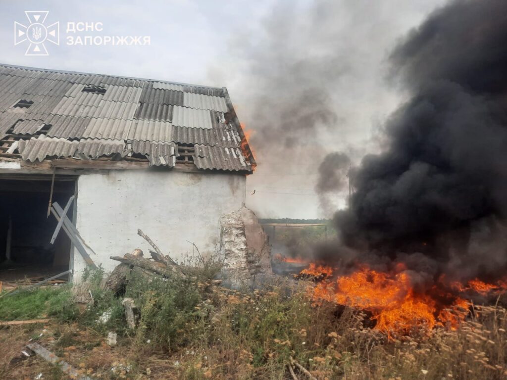 Внаслідок ворожих обстрілів у Запоріжжі та передмісті виникло 13 пожеж