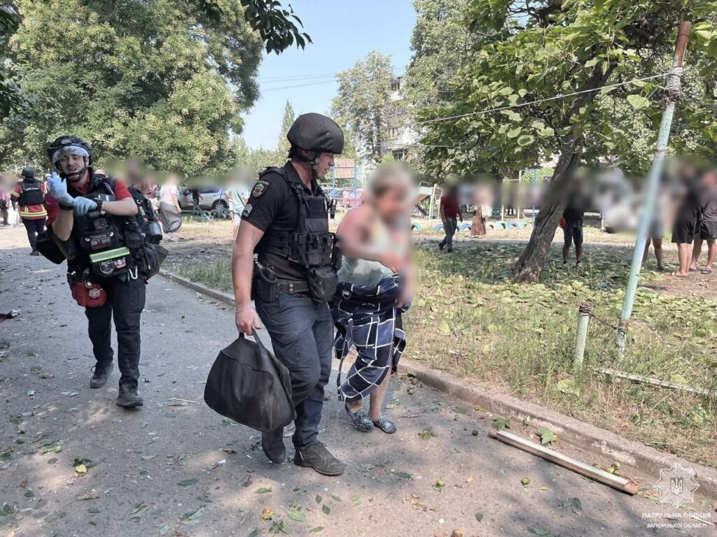 Патрульні деблокували дитину з-під завалів у Запоріжжі після атаки КАБ