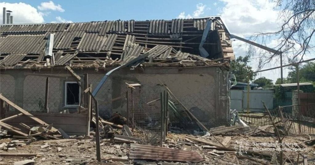 Двоє людей поранені внаслідок ворожих атак на Запорізький район