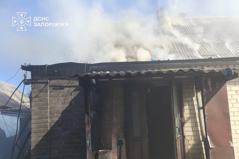 Внаслідок ворожих обстрілів у передмісті Запоріжжя виникло 4 пожежі