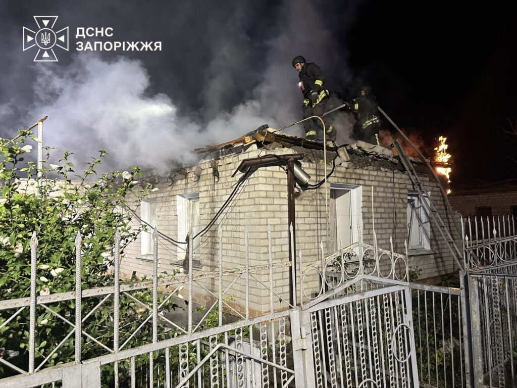 Рятувальники ліквідували пожежу, яка виникла через обстріл Запоріжжя
