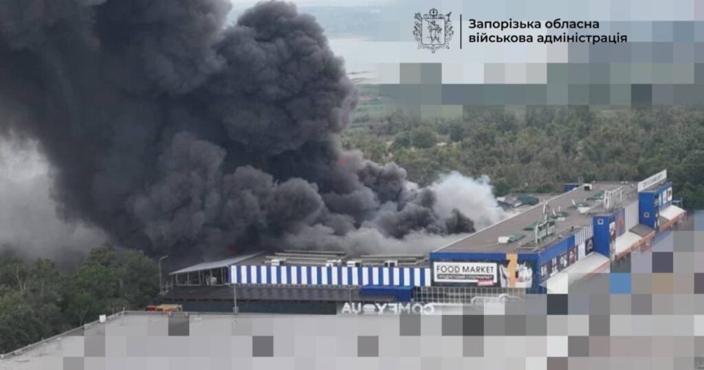 Ворог вкотре завдав удару по території торговельного центру Запоріжжя