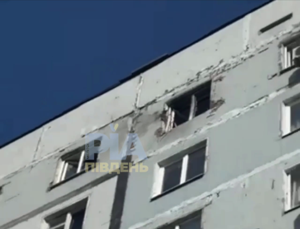 Ворожий FPV влетів у вікно квартири на Космосі