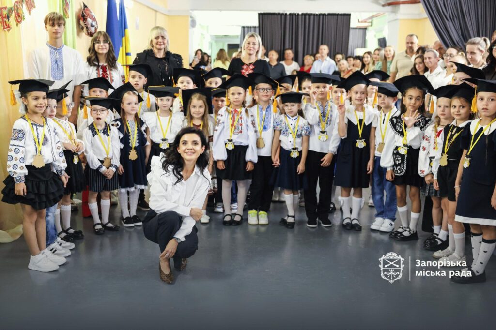 Першого вересня у десятках запорізьких шкіл стартував навчальний процес, який розпочався з урочистого Дня знань у безпечних просторах