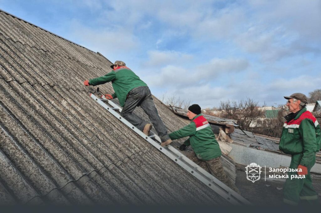 Запоріжці можуть отримати допомогу на ремонт покрівель приватних будинків, які отримали незначні пошкодження у результаті російських атак
