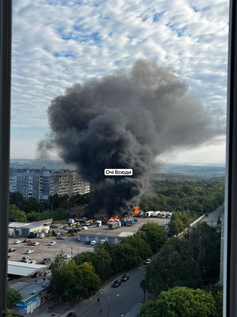 Пожежі в різних районах міста – ворог атакує Запоріжжя.