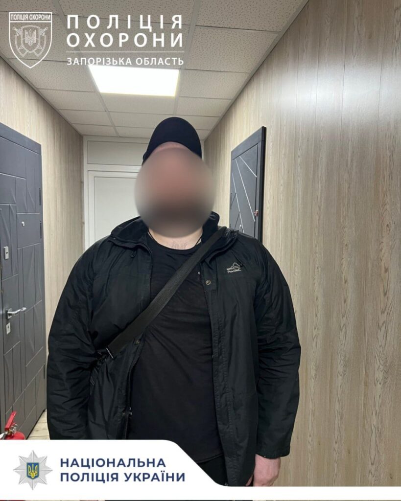 У Запоріжжі під час патрулювання поліцейські охорони виявили у громадянина штик-ніж
