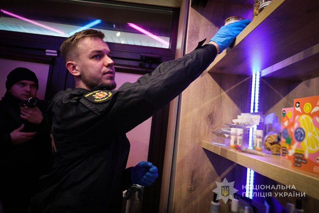 У Запоріжжі картриджі для електронного паління наповнювали наркотиками та збували через мережу магазинів по всій Україні