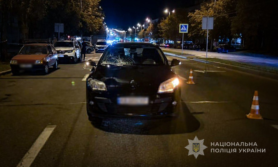 Водій легковика наїхав на чоловіка та дитину у Вознесенівському районі