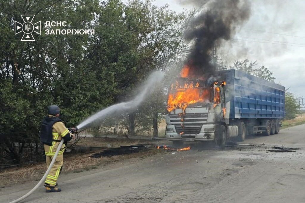 Внаслідок ворожих обстрілів упродовж доби у Запоріжжі та передмісті виникли сім пожеж