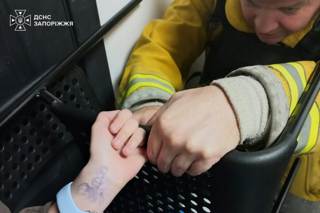 Юна запоріжанка потрапила в пастку звичайного стільця