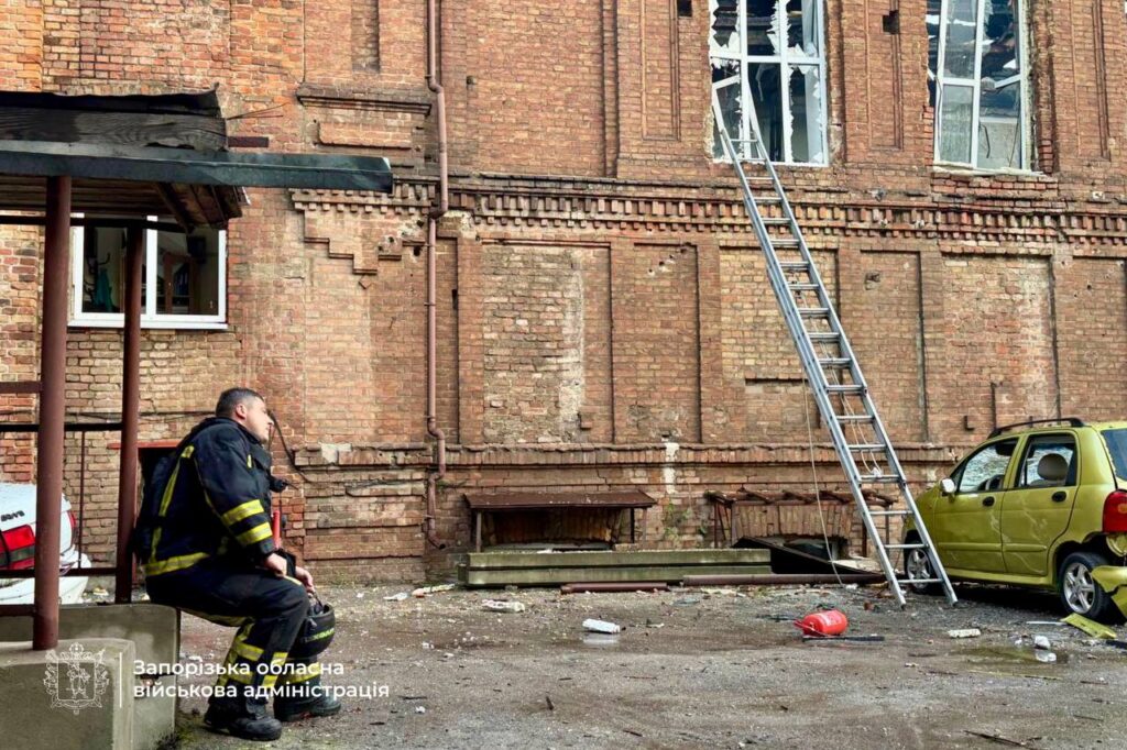 У біологічному корпусі ЗНУ внаслідок нічної атаки завалило одну з кліток з тваринами