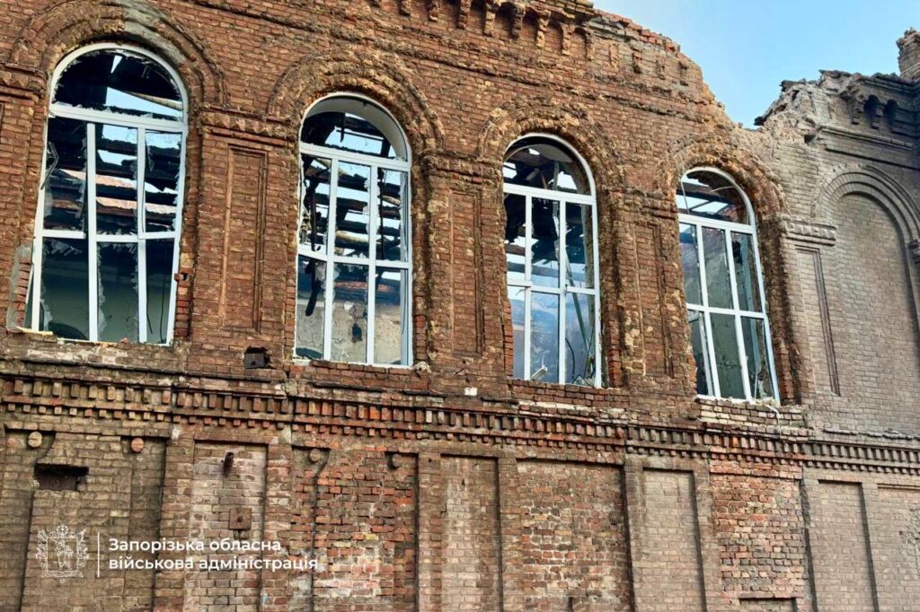 У біологічному корпусі ЗНУ внаслідок нічної атаки завалило одну з кліток з тваринами