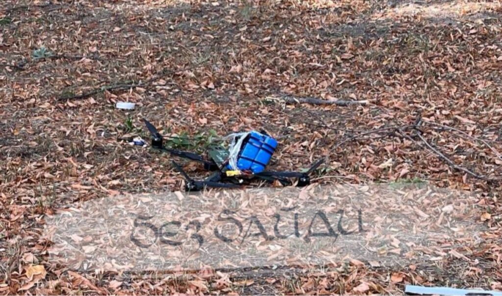 росіяни вдарили FPV-дроном по цивільній вантажівці на Пісках