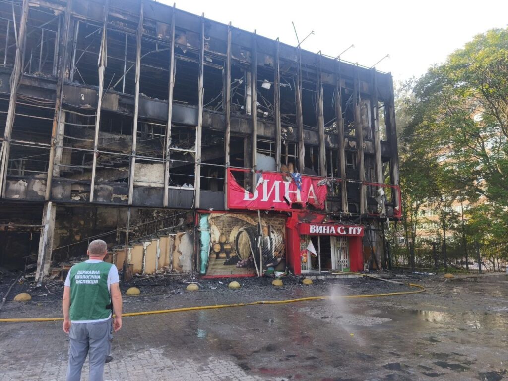 В Олександрівському районі пошкоджено понад 50 об’єктів: 30 багатоповерхівок, дев’ять приватних будинків, дитячий садок і понад десять нежитлових будівель та приміщень