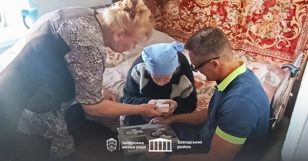 У Заводському районі Запоріжжя привітали 100-річну ювілярку