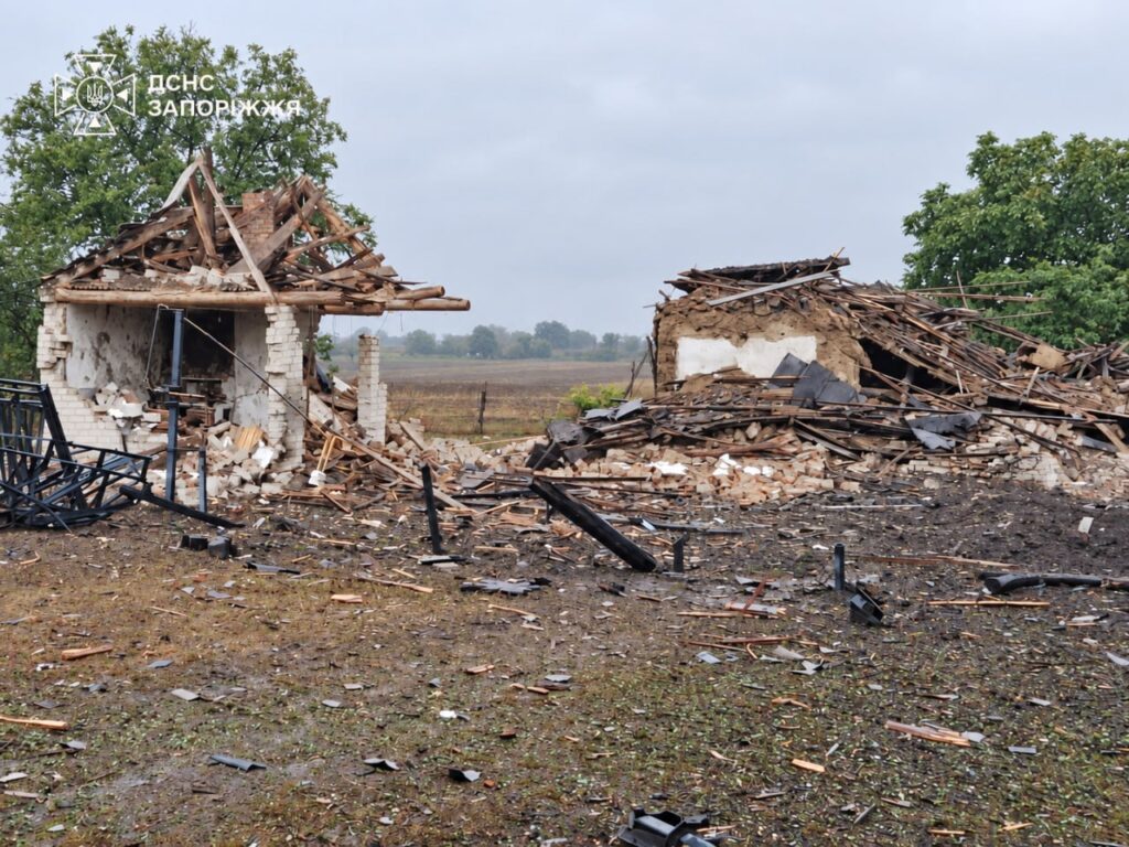 Внаслідок ворожих обстрілів упродовж доби у передмісті Запоріжжя виникла пожежа