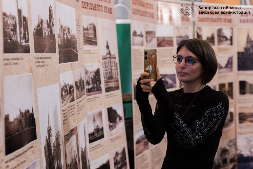 В обласному музеї відкрили виставку про візуальну історію Запорізького регіону